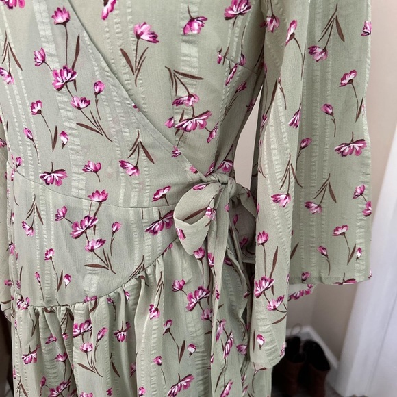 Unique 21 light green and floral print wrap dress with v-neck Size Small / 4 - Picture 5 of 7